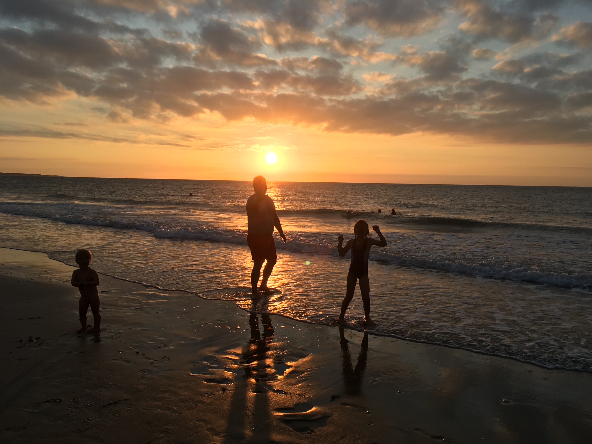 Familie am Nordseestrand bei Sonnenuntergang