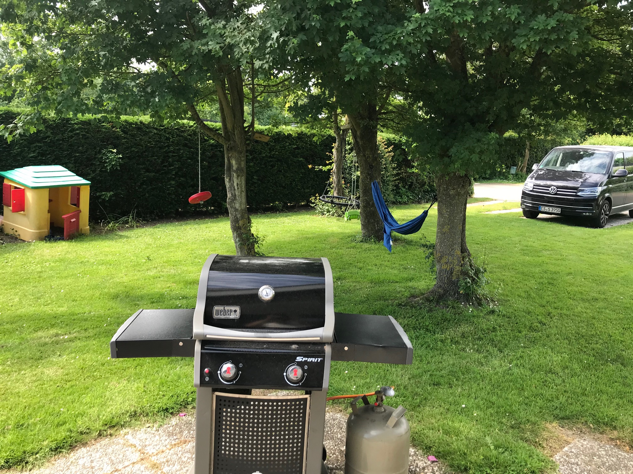 Garten mit Grill und Hängematte